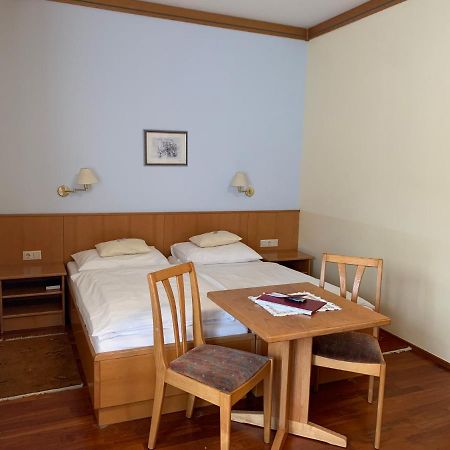 Hotel Zur Post Гумпольдскирхен Экстерьер фото