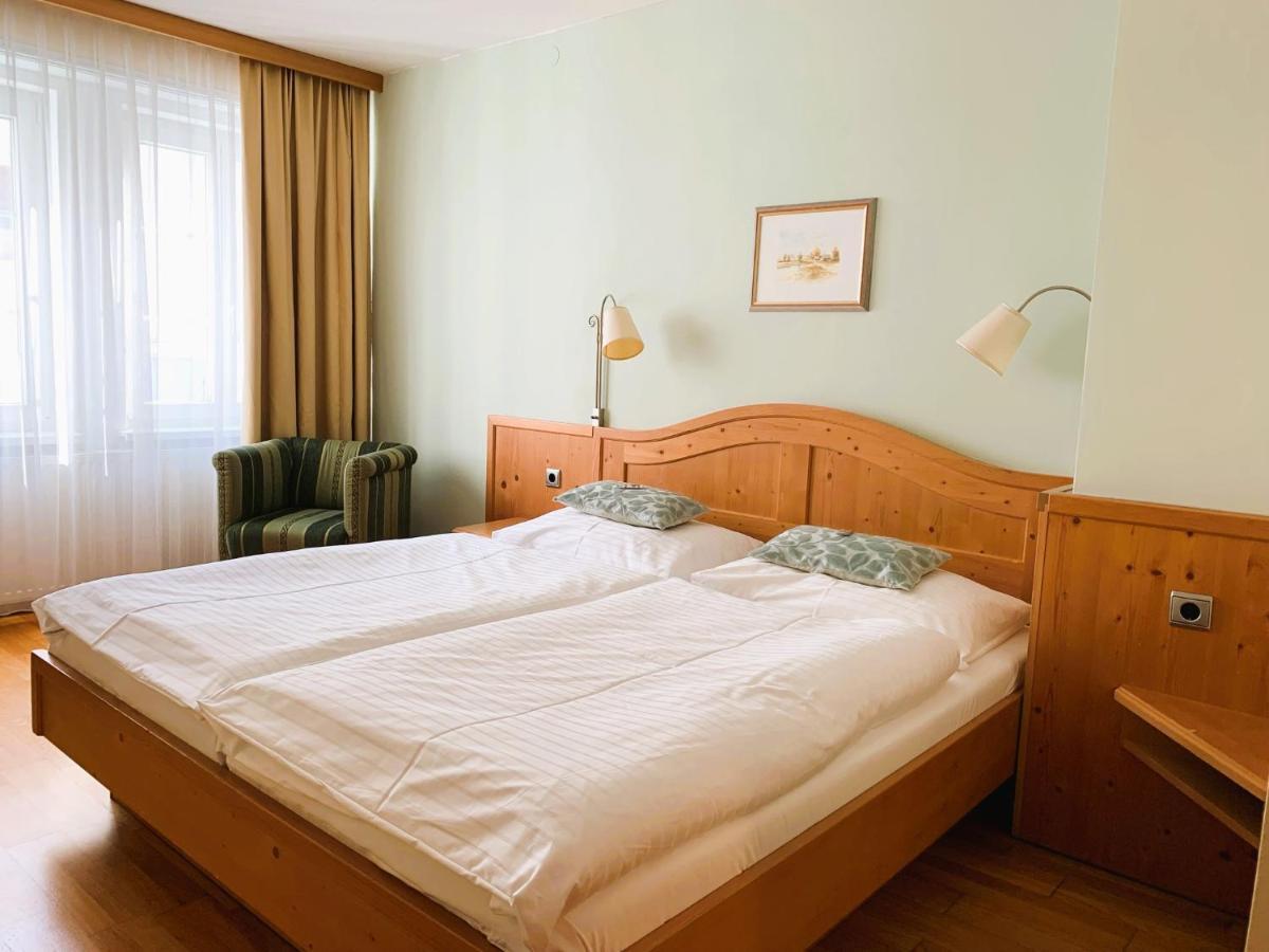 Hotel Zur Post Гумпольдскирхен Экстерьер фото