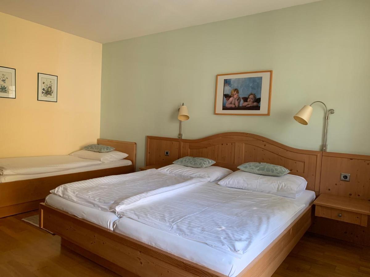 Hotel Zur Post Гумпольдскирхен Экстерьер фото