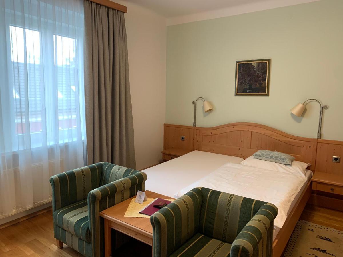 Hotel Zur Post Гумпольдскирхен Экстерьер фото