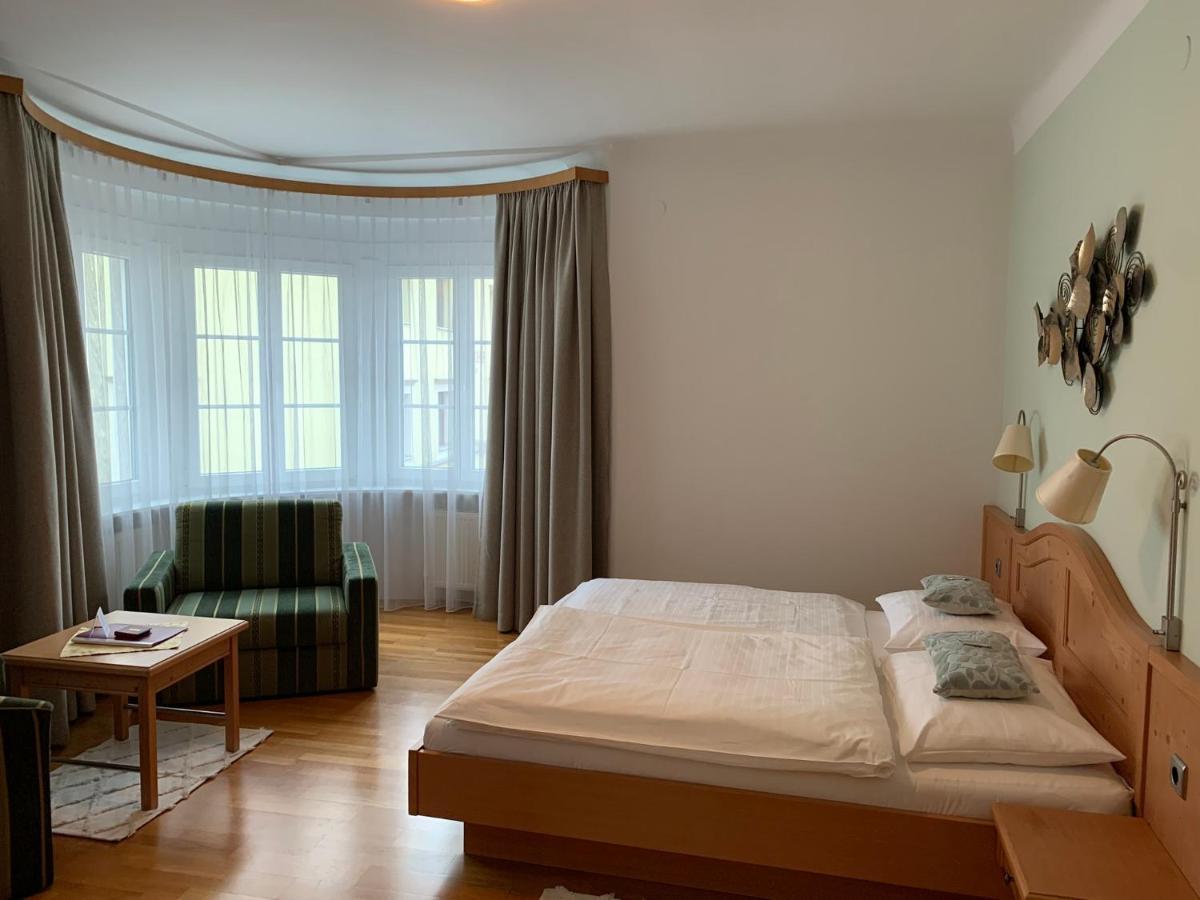 Hotel Zur Post Гумпольдскирхен Экстерьер фото