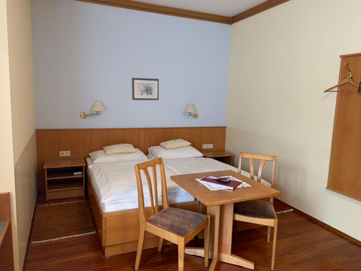 Hotel Zur Post Гумпольдскирхен Экстерьер фото