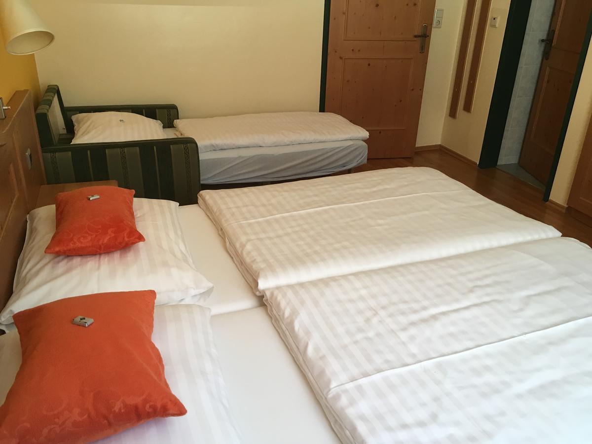 Hotel Zur Post Гумпольдскирхен Экстерьер фото
